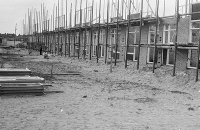 845041 Afbeelding van de bouw van vijftig woningen in de omgeving van het Looplantsoen te Utrecht.